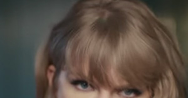 Taylor Swift Rocks Out to Jimmy Eat World's The Middle | E! News